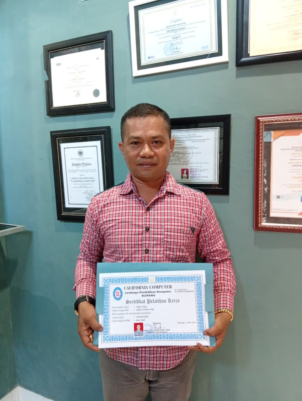 Dokumentasi Penerimaan Sertifikat FELIPUS LILONG 