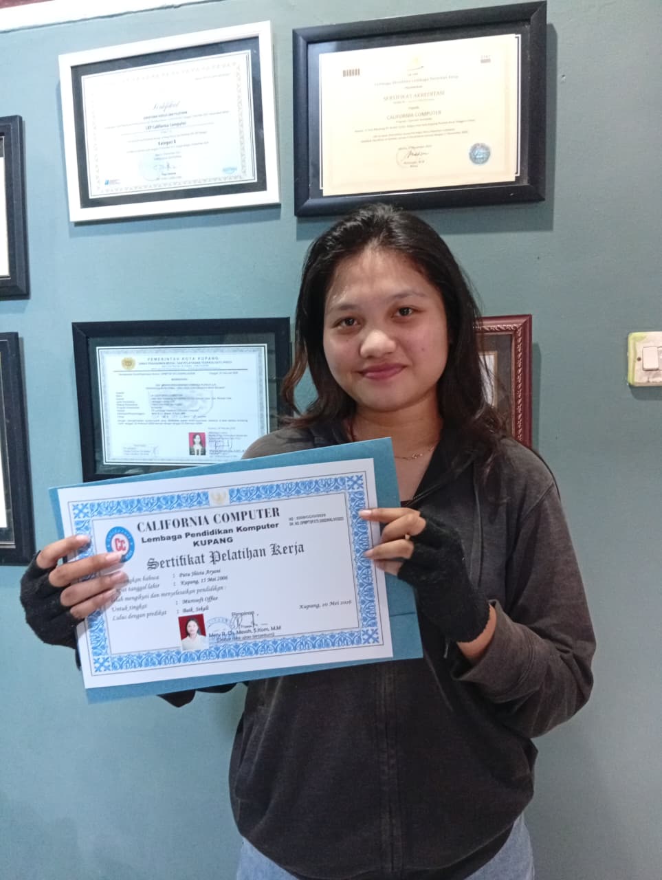 Dokumentasi Penerimaan Sertifikat PUTU JHISTA ARYANI
